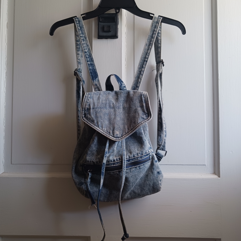 Denim-Style Drawstring Backpack Purse Light Wash Denim - Picture 2 of 4